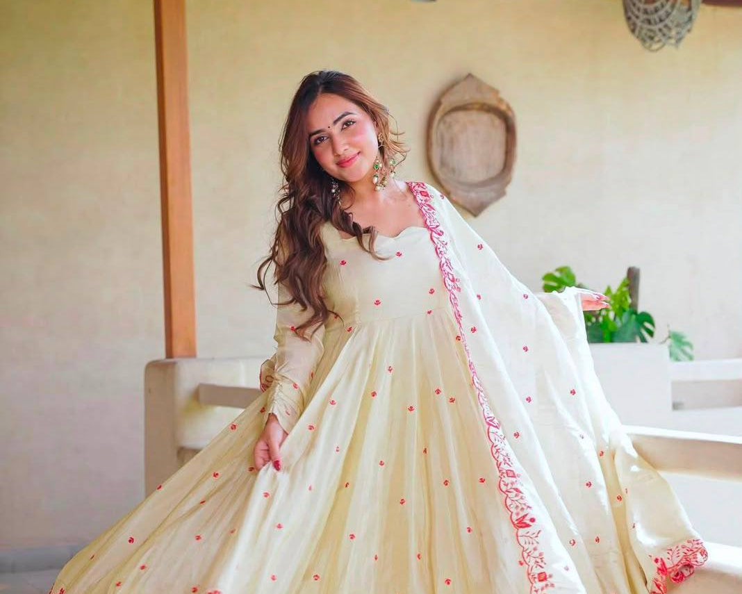 PRETTY WHITE ANARKALI